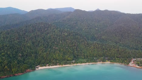 Vista-Aérea-De-Gran-ángulo-De-La-Playa-Solitaria-De-Koh-Chang-Con-El-Paisaje-De-Colinas-Forestales-En-El-Fondo