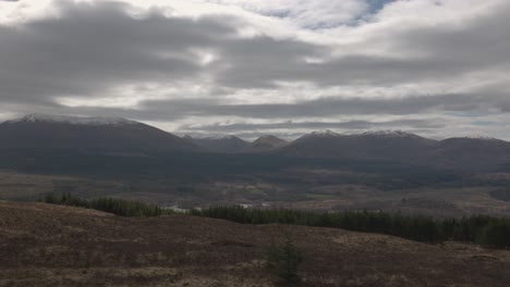 Toma-Panorámica-Gran-Angular-De-Vastas-Montañas-Cubiertas-De-Nieve-En-Escocia.