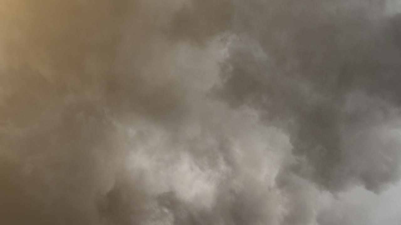 하늘에 노란색 어두운 구름