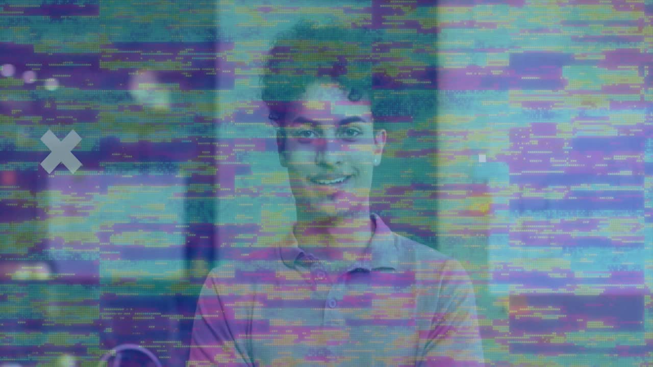 animación del procesamiento de datos sobre empresario biracial que trabaja en la oficina