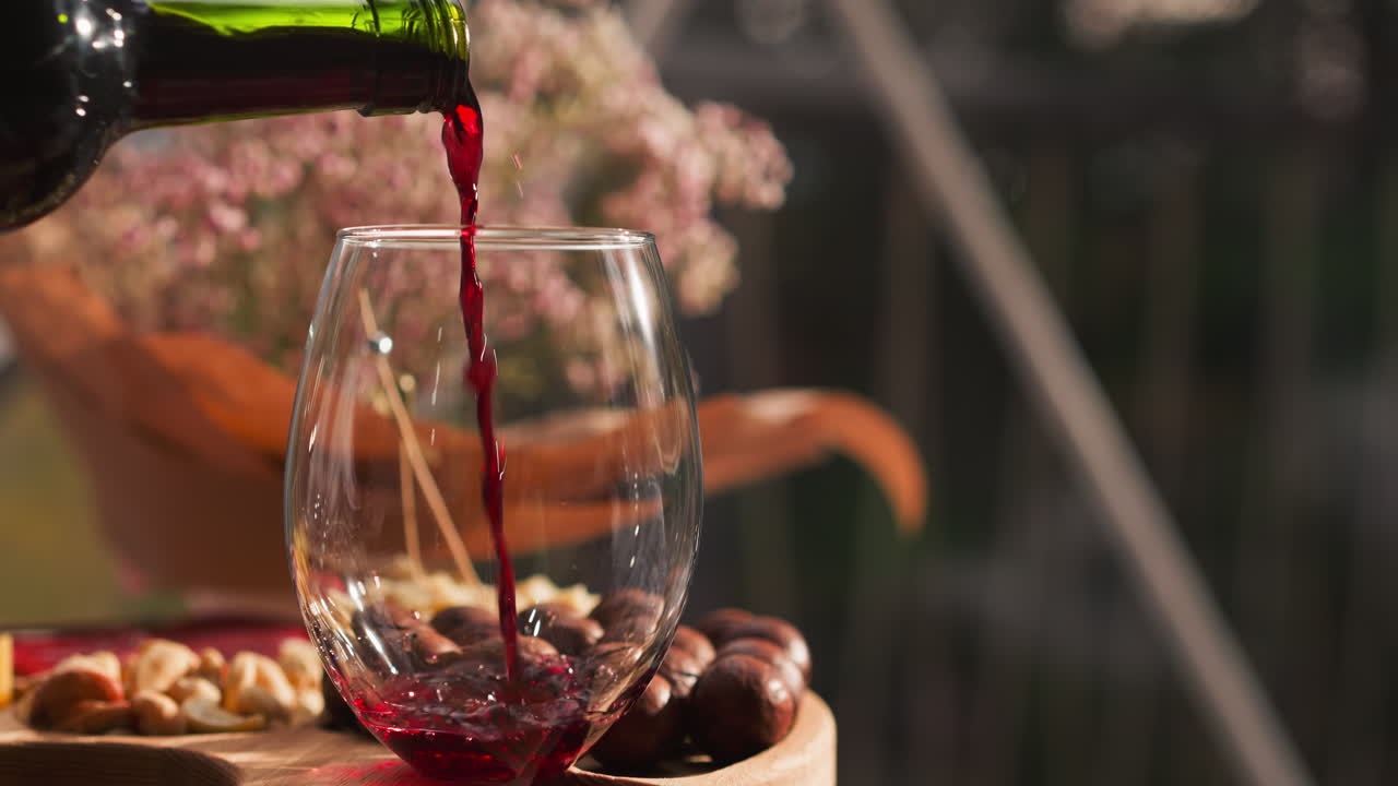 간식 과 함께 컵 에 은 포도주 를 부어 넣는 것