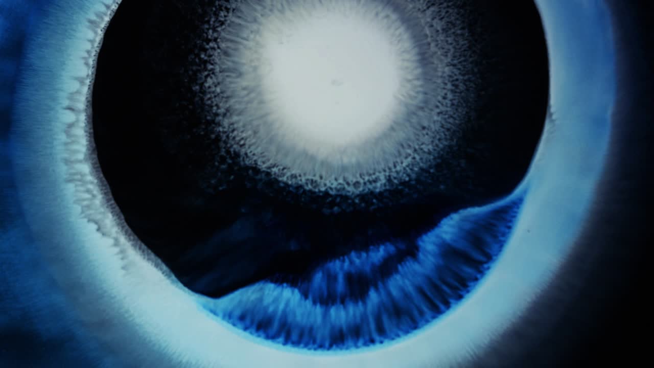 reacción de llamarada solar azul brillante con tinta líquida pintura gota mancha en fondo negro aceite sangrar florecer explosión del big bang de la supernova estrella del sol nasa hubble nebulosa universo