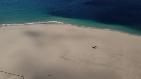 Fantástica-Toma-Aérea-De-La-Playa-De-Morro-Jable-Con-Aguas-De-Un-Azul-Intenso