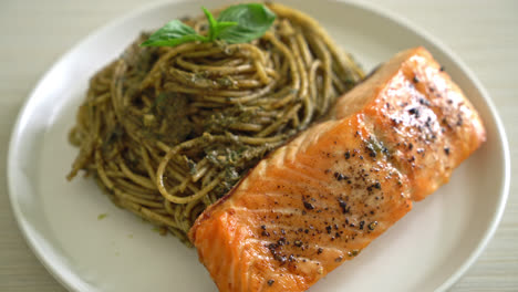 Pasta-De-Espagueti-Al-Pesto-Casera-Con-Salmón-A-La-Parrilla---Estilo-De-Comida-Italiana