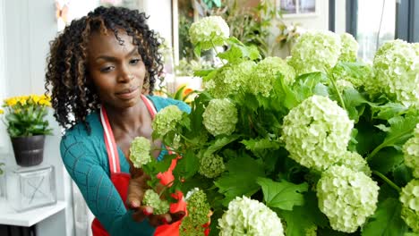 Floristin-Arrangiert-Blumen-Im-Blumenladen