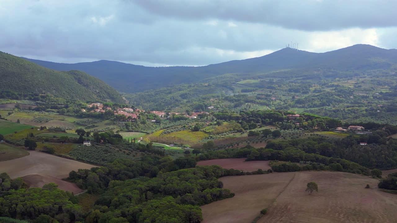 buena vista aérea desde arriba vuelo toscana valle meditativo, pueblo italia otoño 23