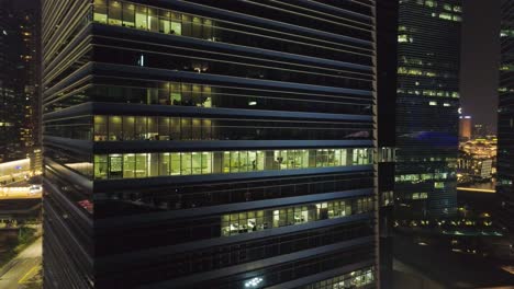 vista nocturna de los modernos edificios de oficinas