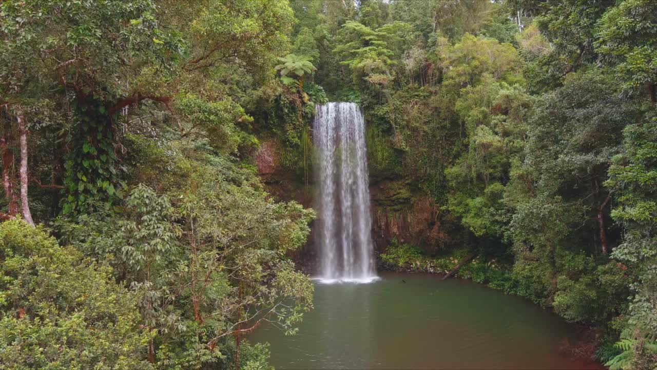 dolly aéreo en toma acercándose a una cascada en el norte de queensland, cataratas milla milla