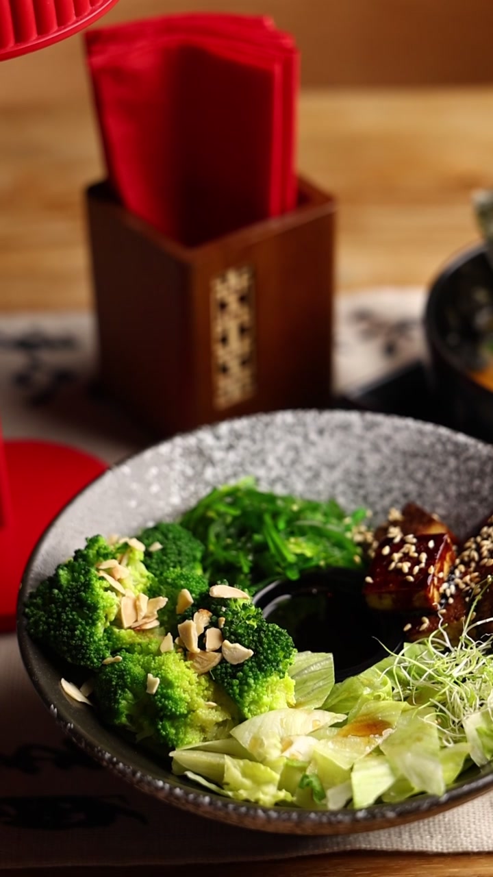 Ciotola salutare in stile giapponese con broccoli e insalata di alghe