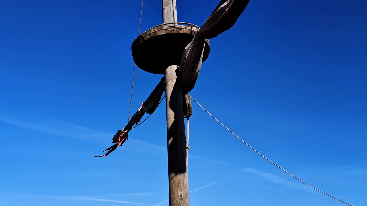 mástil de barco de madera buque de vela cielo azul claro mástil de bandera vela de espar