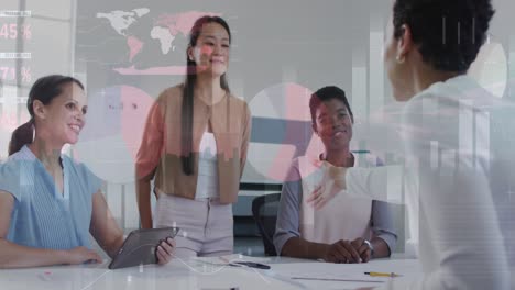 animación del procesamiento de datos financieros sobre diversas personas de negocios en la oficina