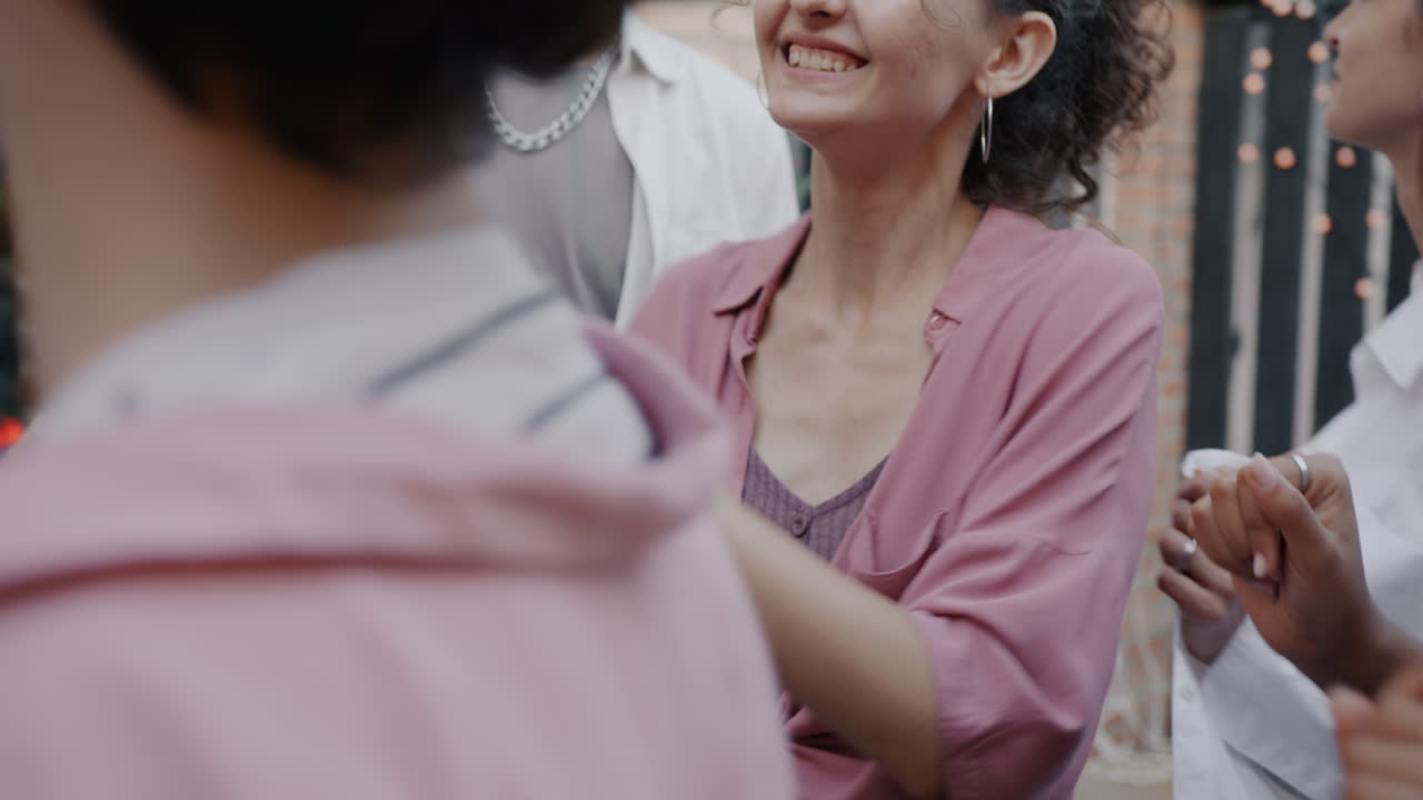 친구 들 이 야외 에서 모이는 것