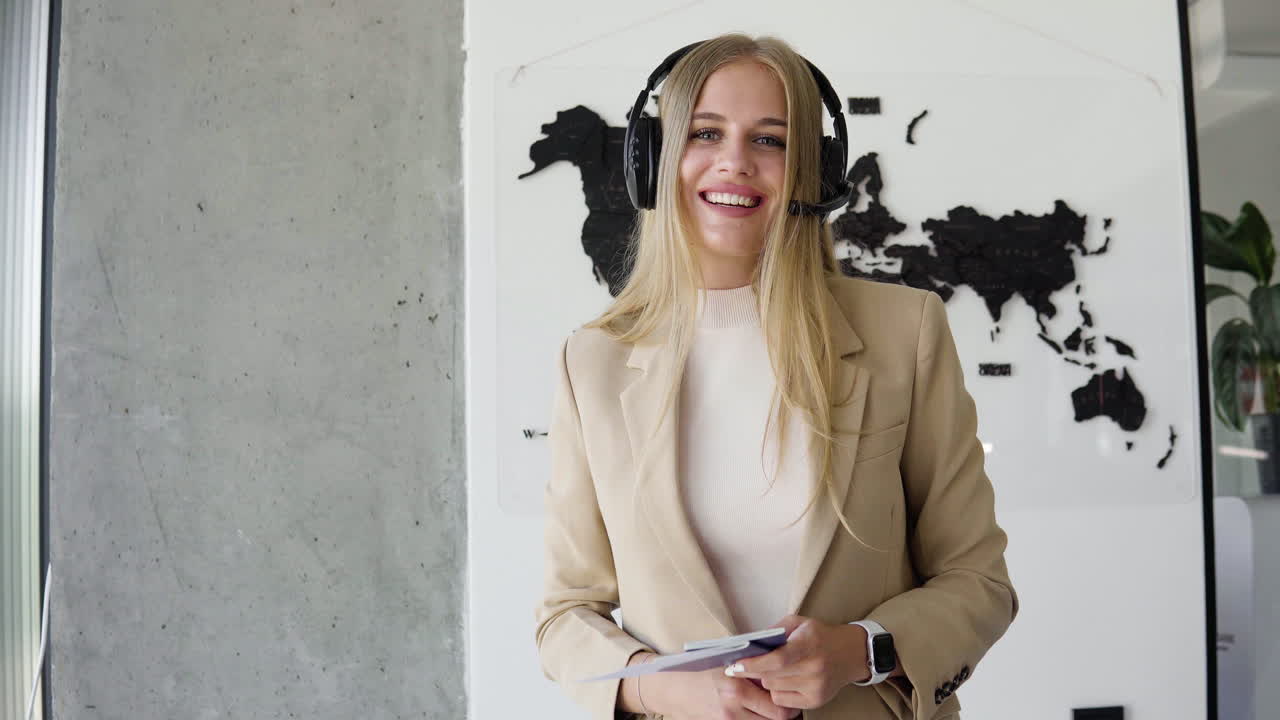 mujer que trabaja en una agencia de viajes