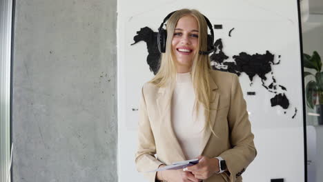 mujer que trabaja en una agencia de viajes