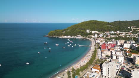 drone disparado hacia adelante sobre la ciudad turística de himare, albania