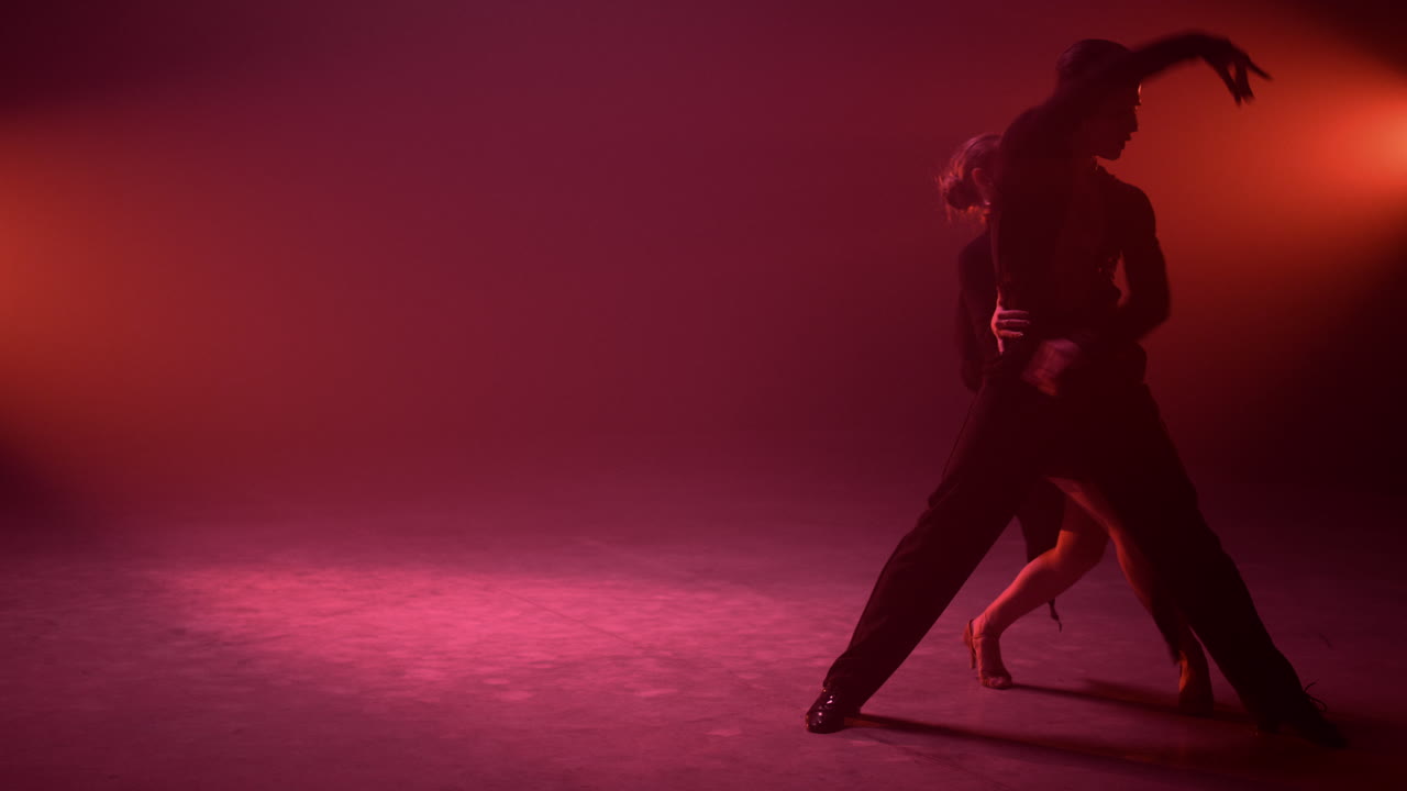 pareja apasionada doblando durante el baile en el interior. socios de salón de baile bailando
