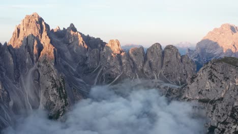 Espectacular-Vista-Aérea-Sobre-La-Inversión-De-La-Nube-De-Los-Picos-Cadini-Di-Misurina,-Amanecer