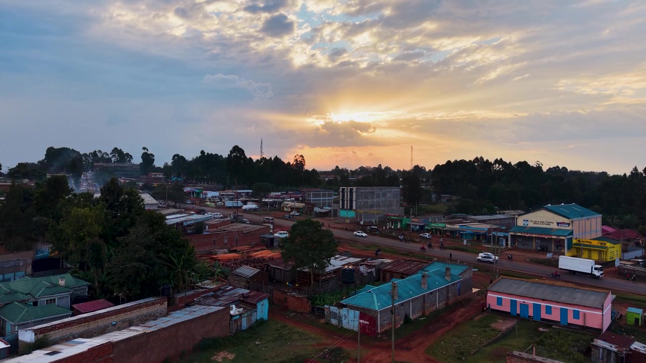 Solnedgang Kenya landby aften gylden time skumring tusmørke landskab Afrika.
