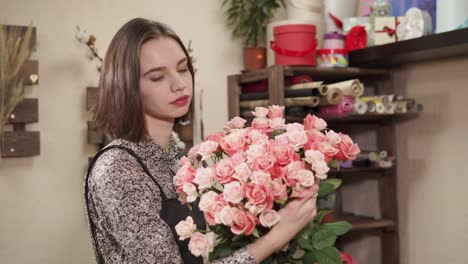 florista sosteniendo un ramo de rosas rosas