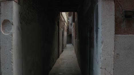 Callejón-Estrecho-En-Las-Sombras-De-Venecia,-Italia