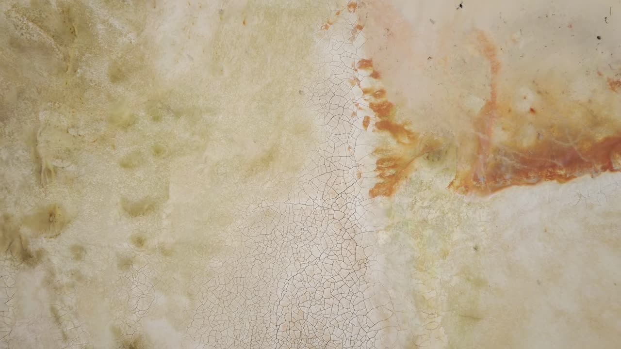 tierra seca agrietada de la zona desértica, vista aérea de arriba hacia abajo ascendente