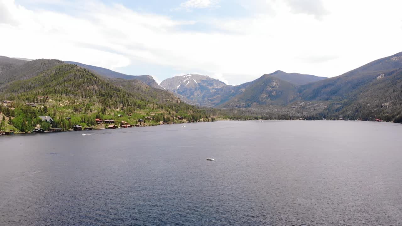 vista aérea del gran lago en el parque estes en colorado