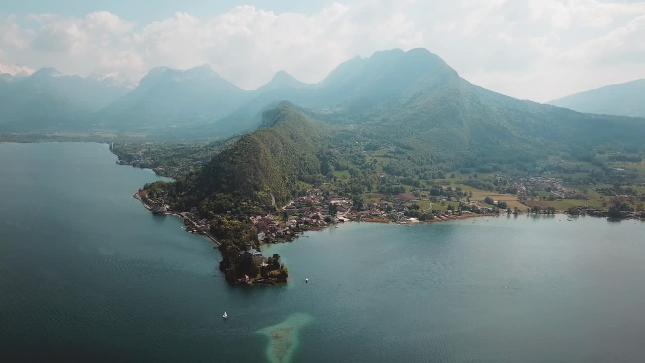 여름에 안시 호수, 프랑스 알프스 산 계곡, 조감도