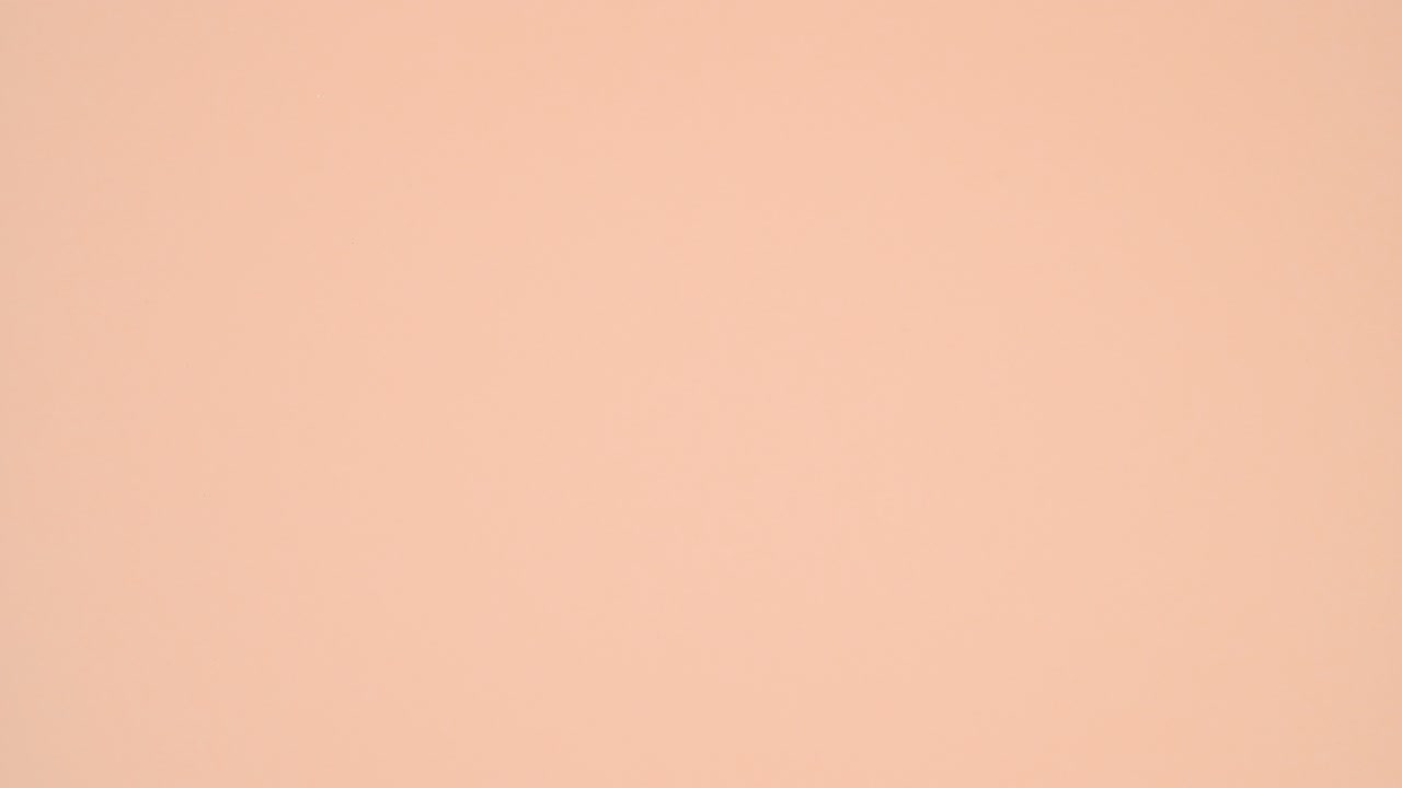 globos de corazón que llevan cartas de amor de madera en un tema de color naranja brillante. día romántico de san valentín stop motion lay plano