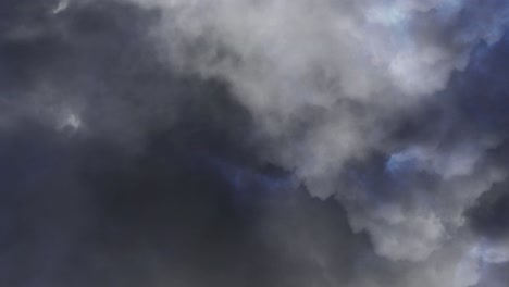 tormenta, nubes oscuras tormentosas en el cielo durante una tormenta 4k