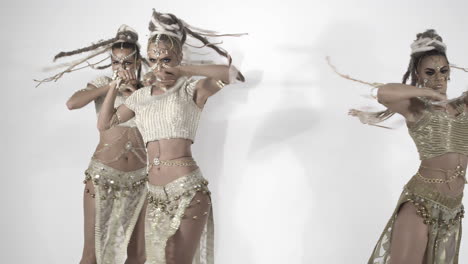 bailes indios modernos y glamurosos sobre un fondo blanco