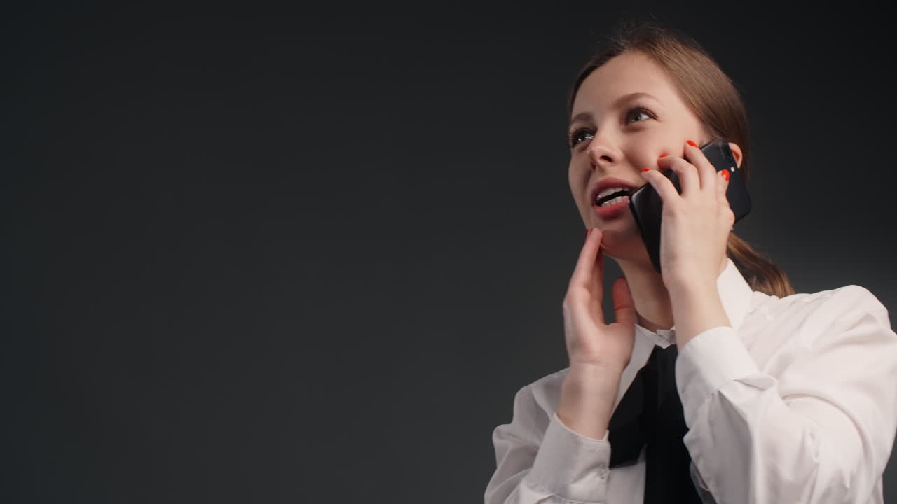 전화 통화 중인 여자