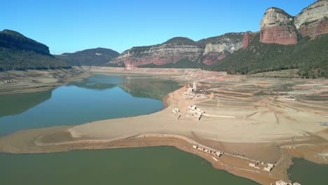 Dique-Del-Pantano-De-Sau-En-Cataluña,-España,-Intensa-Sequía-En-2024-Pantano-De-Sau