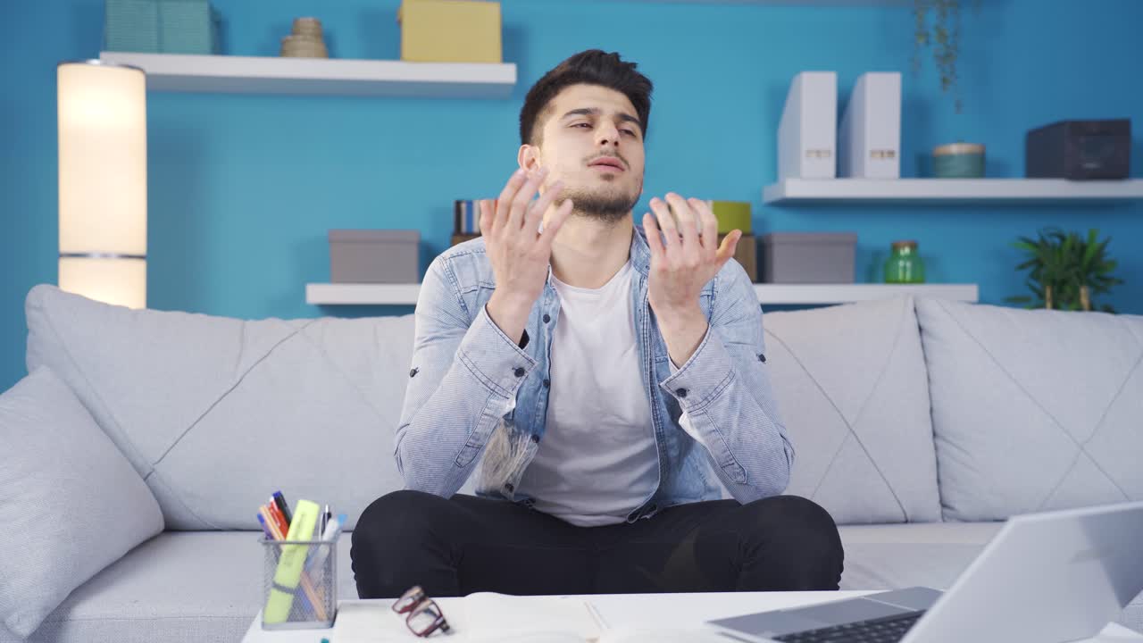 사려 깊은 젊은 남자 얼굴 표정.