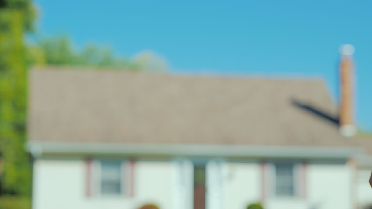 una pareja joven tomándose de la mano en el contexto de su nueva casa comprando un concepto inmobiliario a dre