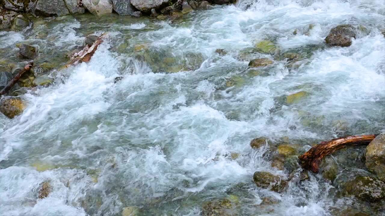 Acqua di fiume di montagna con primo piano al rallentatore.