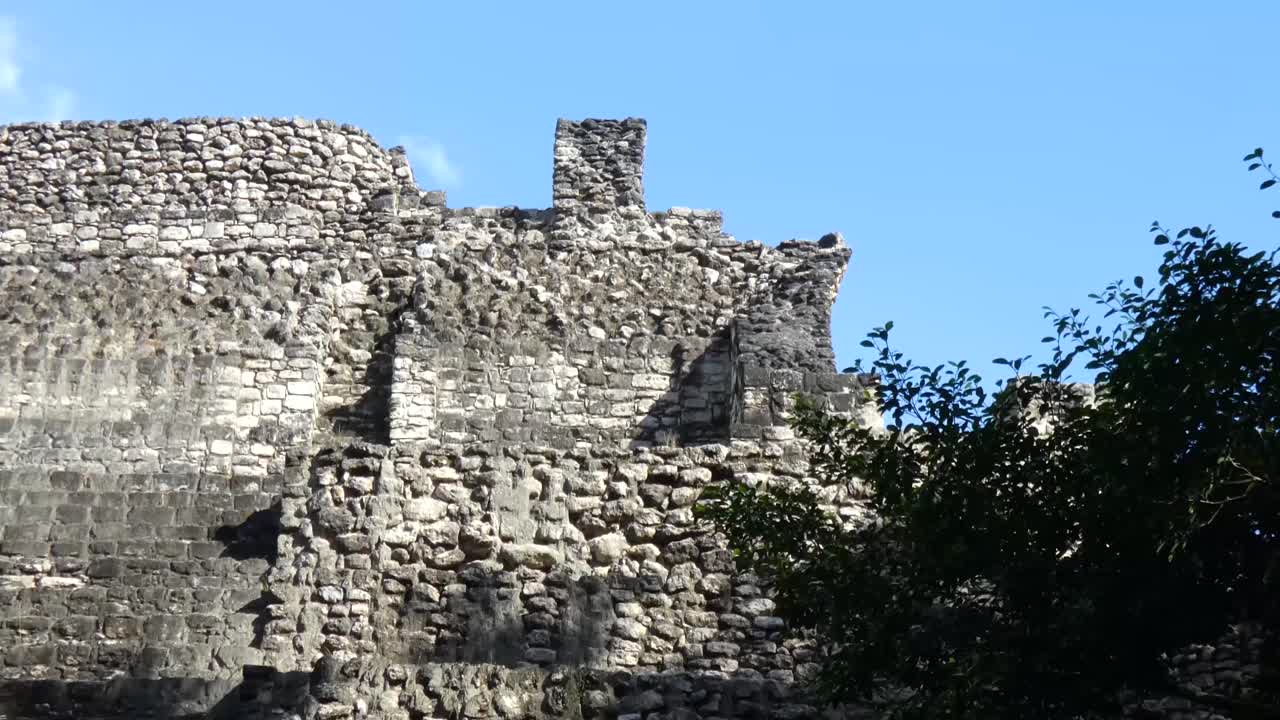 detalle del templo 24 en chacchoben, sitio arqueológico maya, quintana roo, méxico