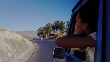 giovane donna in un viaggio su strada in un pick-up