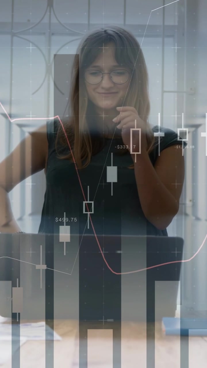 Video vertical: Mujer inclinada sobre un portátil, señalando gráficos y datos superpuestos, analizando finanzas