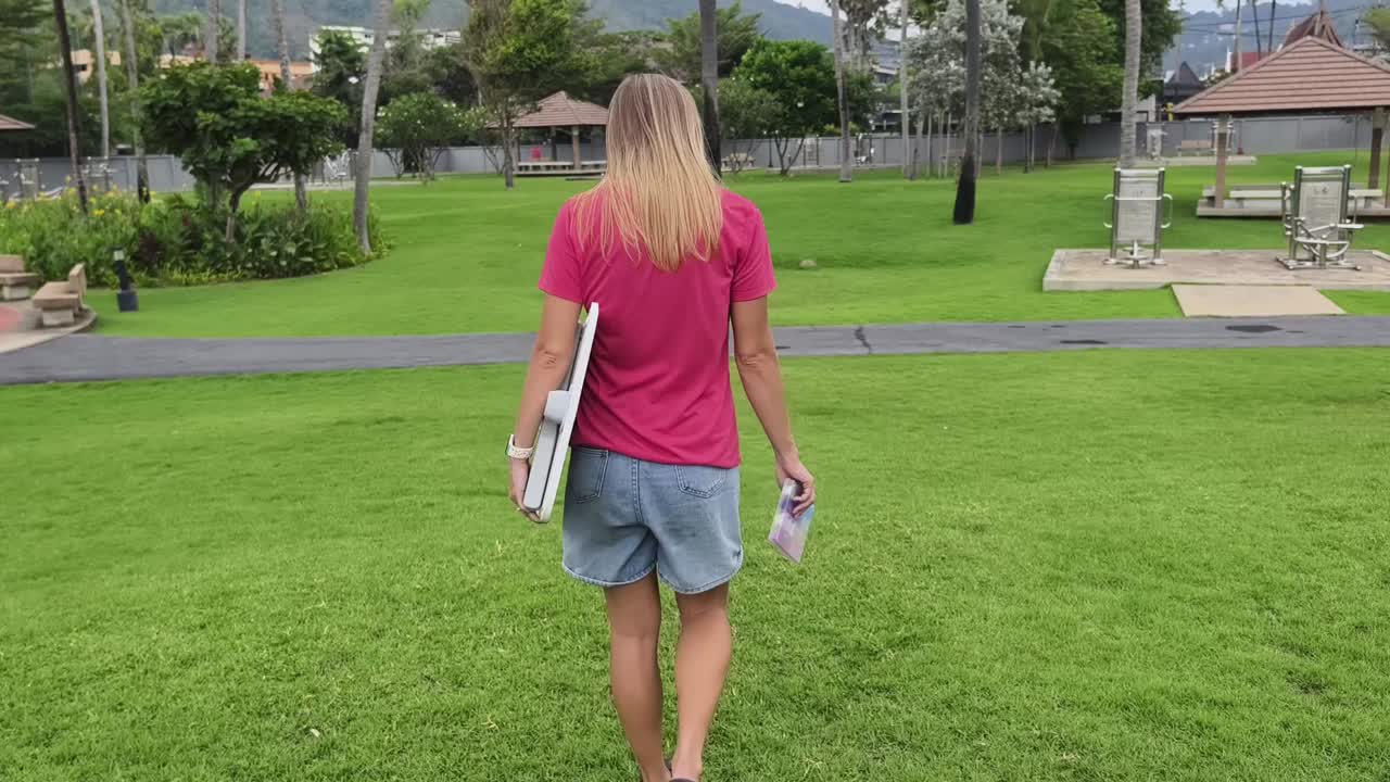 보드 를 들고 공원 에서 고 있는 여자