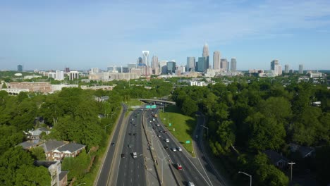 Statische-Luftaufnahme-Von-Autos,-Die-Auf-Der-Autobahn-Fahren,-Skyline-Von-Charlotte-Im-Hintergrund