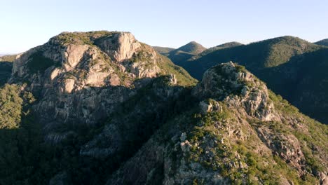 Imágenes-Aéreas-De-Los-Picos-En-El-Interior-De-Queensland-Cerca-De-La-Costa-De-Fraser