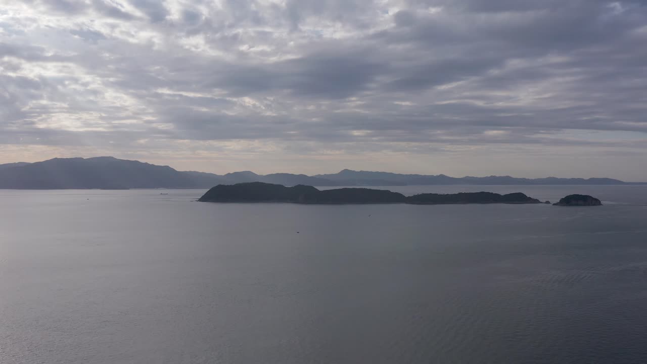 일몰의 토모가시마 섬, 일본 내해의 공중 전망