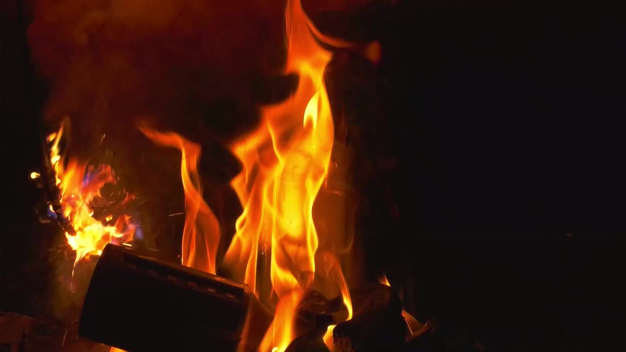 se desarrolla como una vela ardiente que inesperadamente enciende el equipo de iluminación