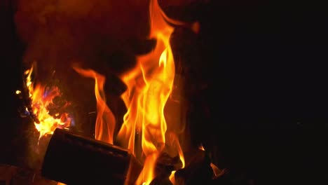 se desarrolla como una vela ardiente que inesperadamente enciende el equipo de iluminación