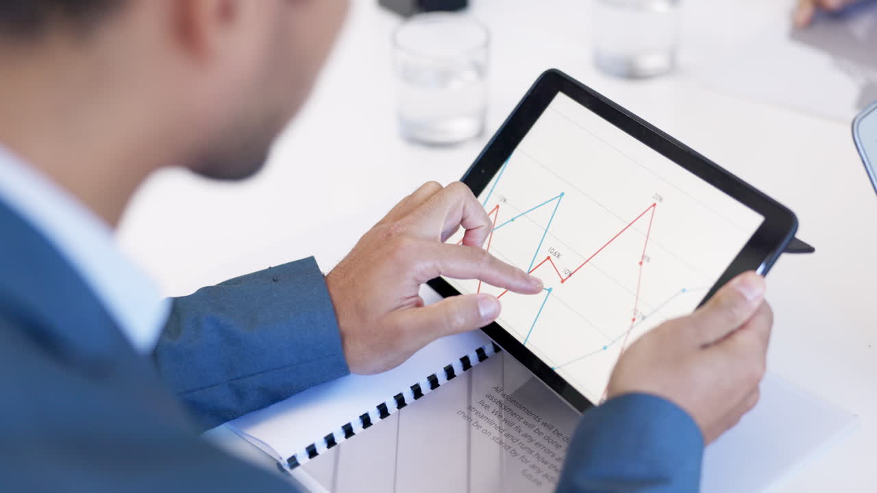 Grafico, mani sul tablet e uomo d'affari in riunione.