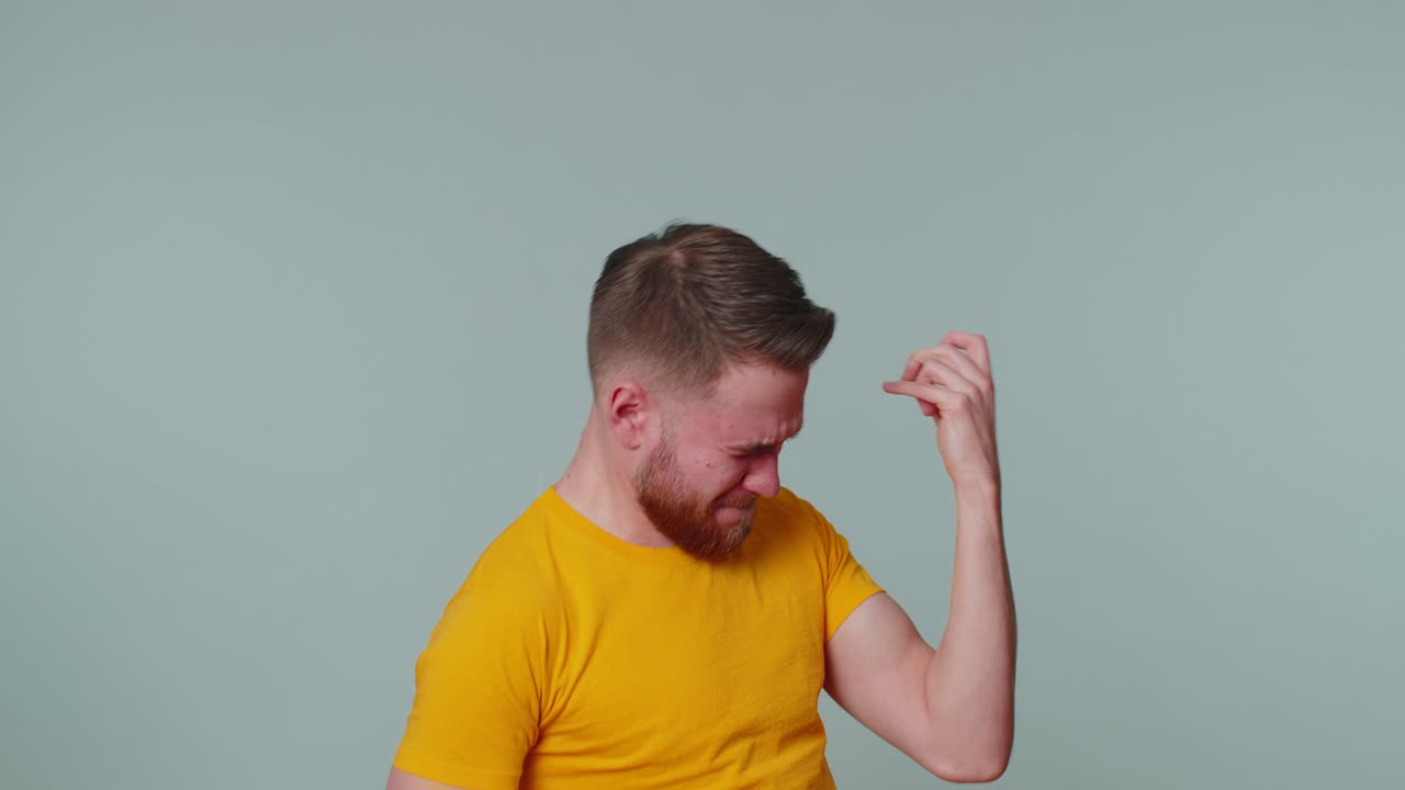 hombre feliz y alegre mostrando un gesto de rock n roll con las manos, una señal fresca, gritando sí con una cara loca