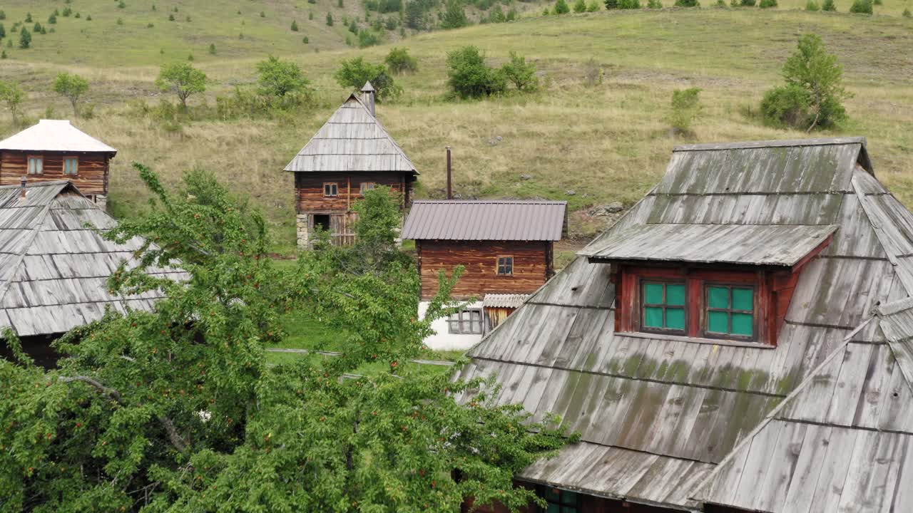 cabañas tradicionales de madera en ticje polje, serbia, vista aérea