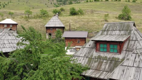 Cabañas-Tradicionales-De-Madera-En-Ticje-Polje,-Serbia,-Vista-Aérea