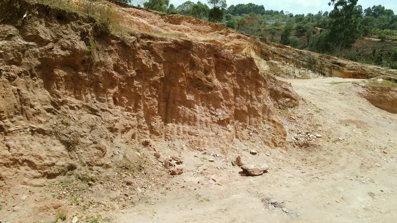 vuelo de drones inclinados del concurrido mercado local en la aldea tribal de kapenguria, comunidad rural tradicional en kenia áfrica