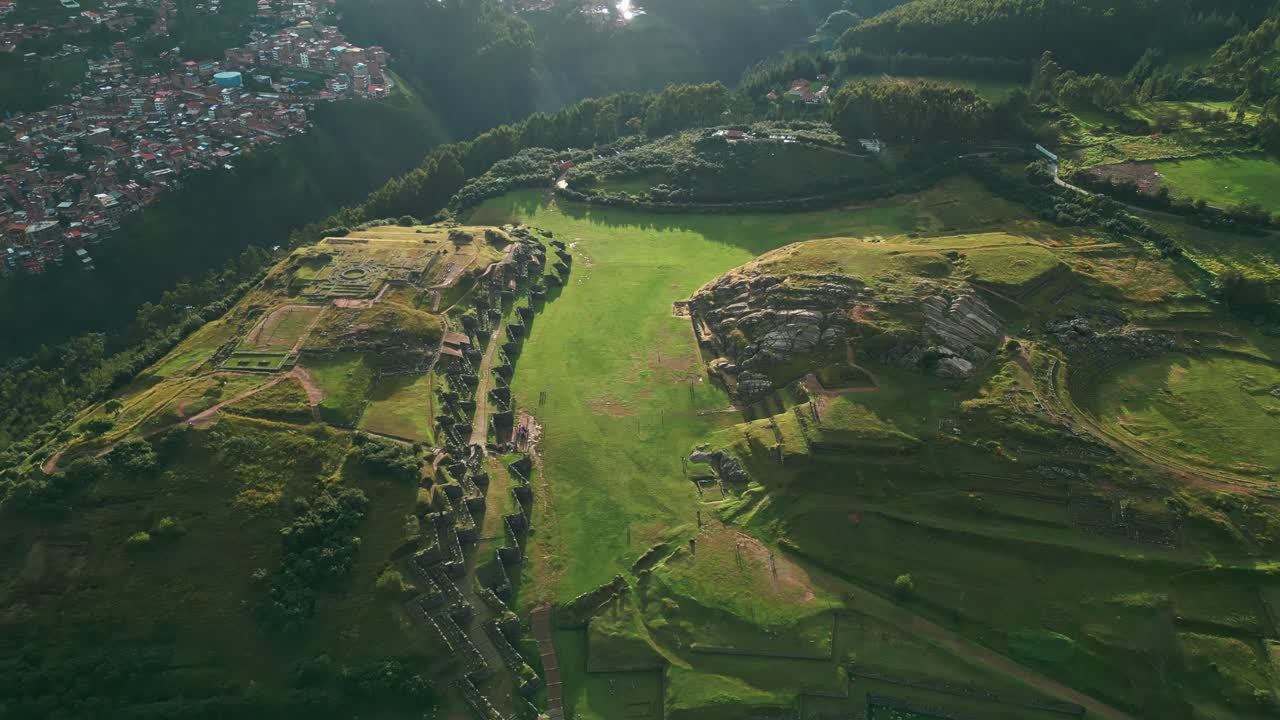 해가 지는 시 쿠스코 위에서 사카이후아만 (sacsayhuaman) 의 장엄함을 발견하십시오.